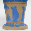 Paire de cache-pots en terre cuite à décor bleu antiquisant, manufacture de Wedgwood, XIXe siècle. | Biron Paire de cache-pots en terre cuite à décor bleu antiquisant, manufacture de Wedgwood, XIXe siècle.