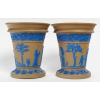 Paire de cache-pots en terre cuite à décor bleu antiquisant, manufacture de Wedgwood, XIXe siècle. | Biron Paire de cache-pots en terre cuite à décor bleu antiquisant, manufacture de Wedgwood, XIXe siècle.