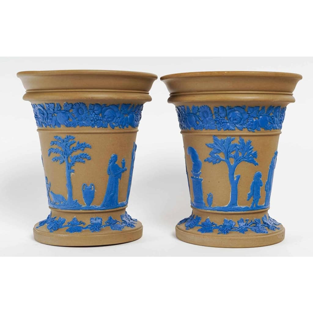Paire de cache-pots en terre cuite à décor bleu antiquisant, manufacture de Wedgwood, XIXe siècle. | Biron Paire de cache-pots en terre cuite à décor bleu antiquisant, manufacture de Wedgwood, XIXe siècle.