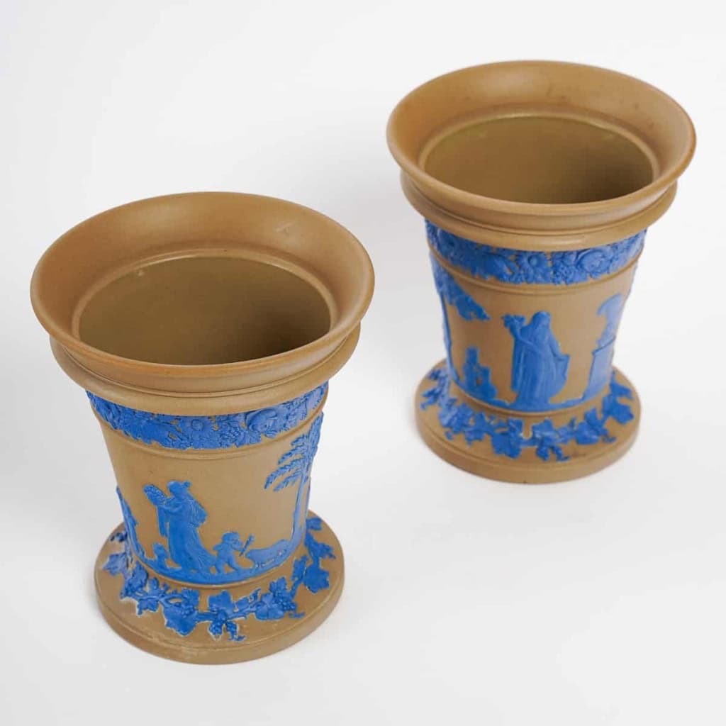 Paire de cache-pots en terre cuite à décor bleu antiquisant, manufacture de Wedgwood, XIXe siècle. | Biron Paire de cache-pots en terre cuite à décor bleu antiquisant, manufacture de Wedgwood, XIXe siècle.