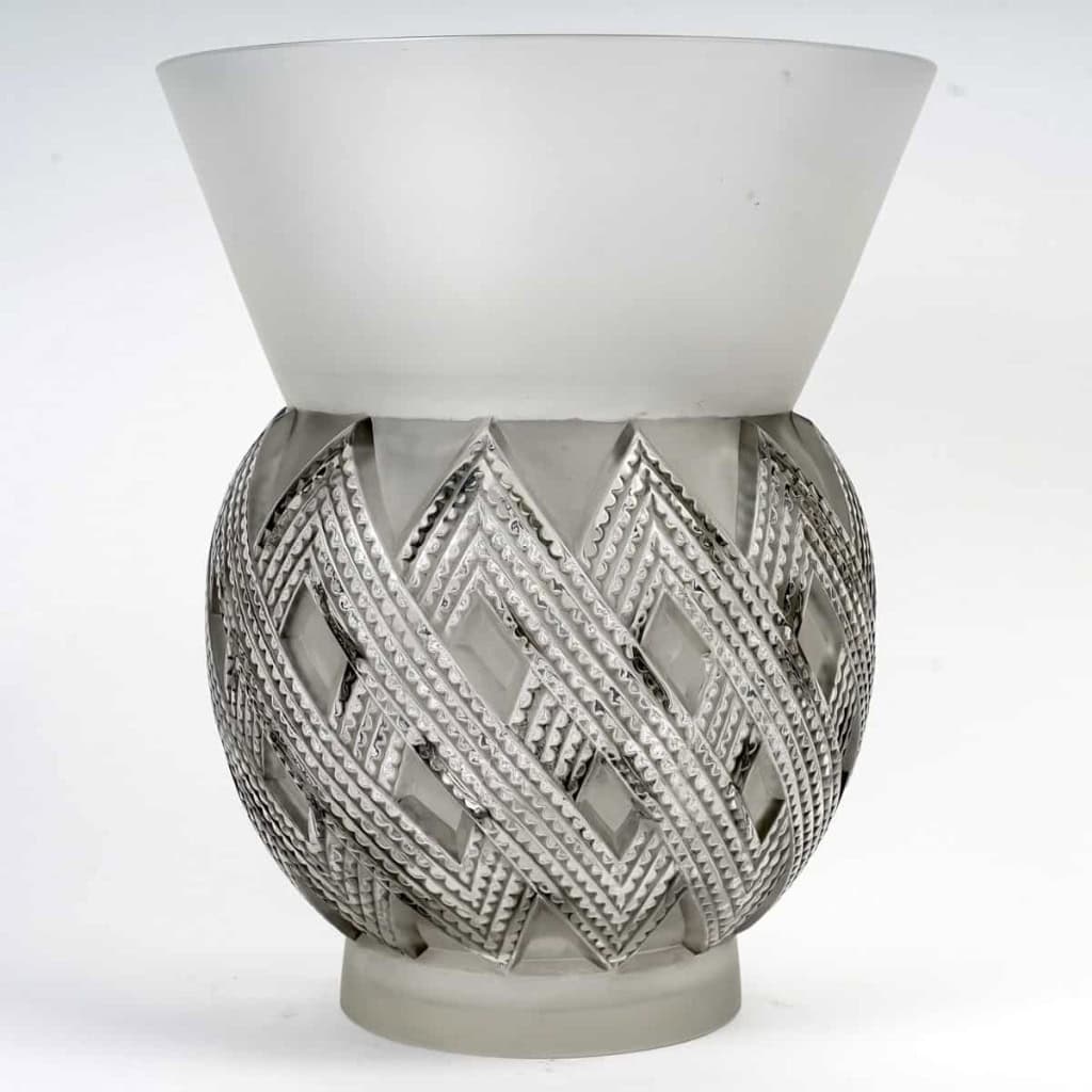 Vase « Entrelacs » verre blanc patiné gris de René LALIQUE | Biron |||||||||