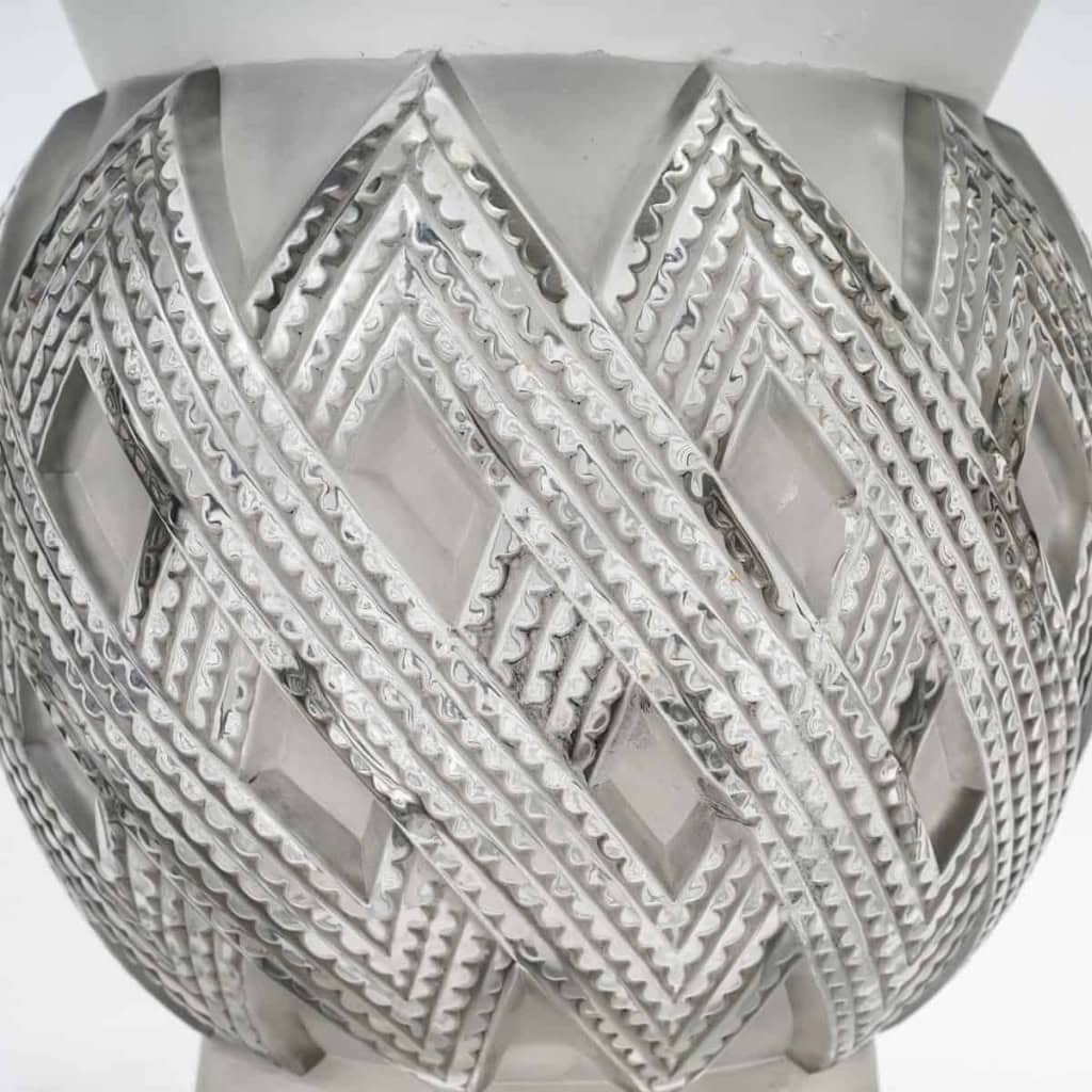 Vase « Entrelacs » verre blanc patiné gris de René LALIQUE | Biron Vase "Entrelacs" verre blanc patiné gris de René LALIQUE