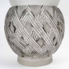 Vase « Entrelacs » verre blanc patiné gris de René LALIQUE | Biron Vase "Entrelacs" verre blanc patiné gris de René LALIQUE