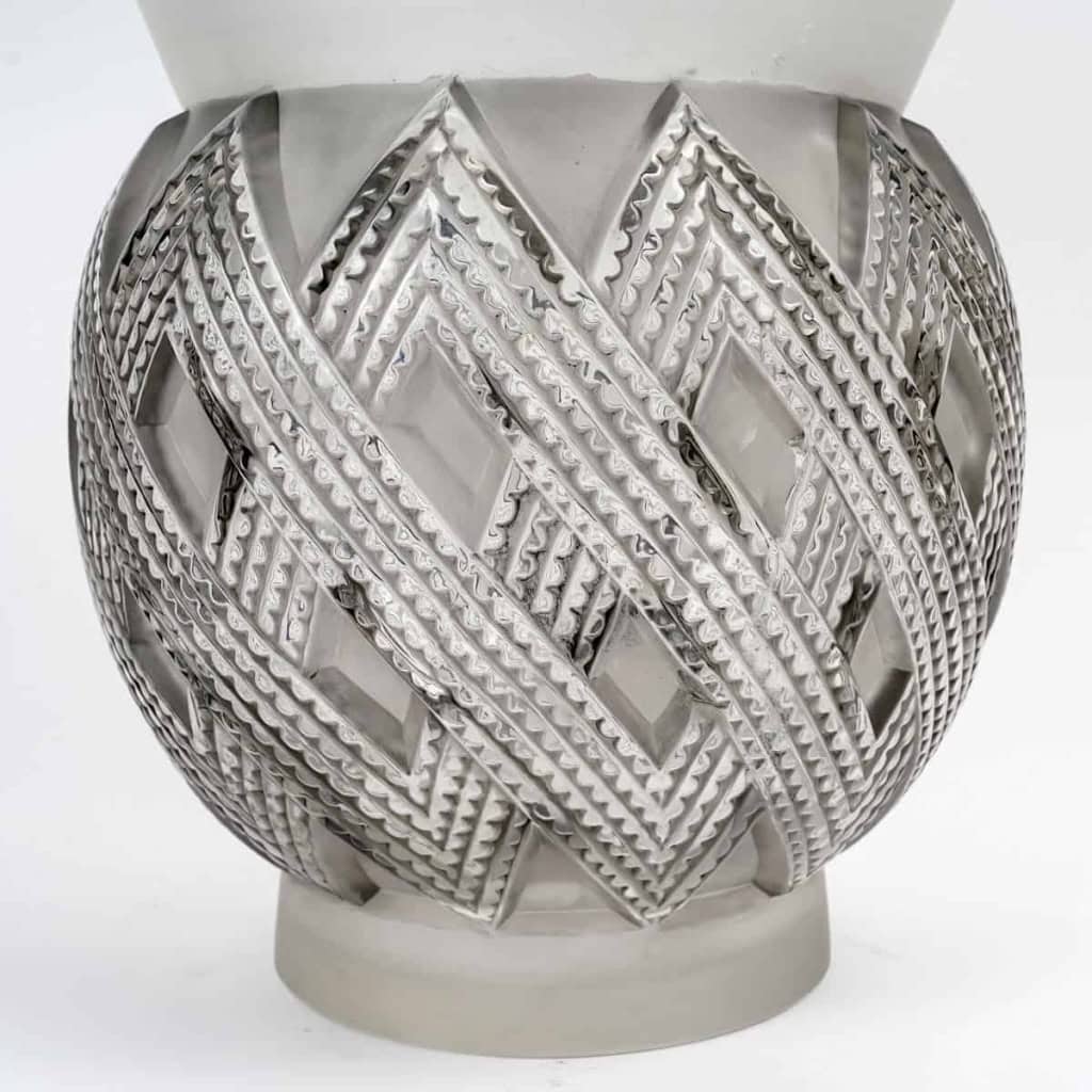 Vase « Entrelacs » verre blanc patiné gris de René LALIQUE | Biron Vase "Entrelacs" verre blanc patiné gris de René LALIQUE
