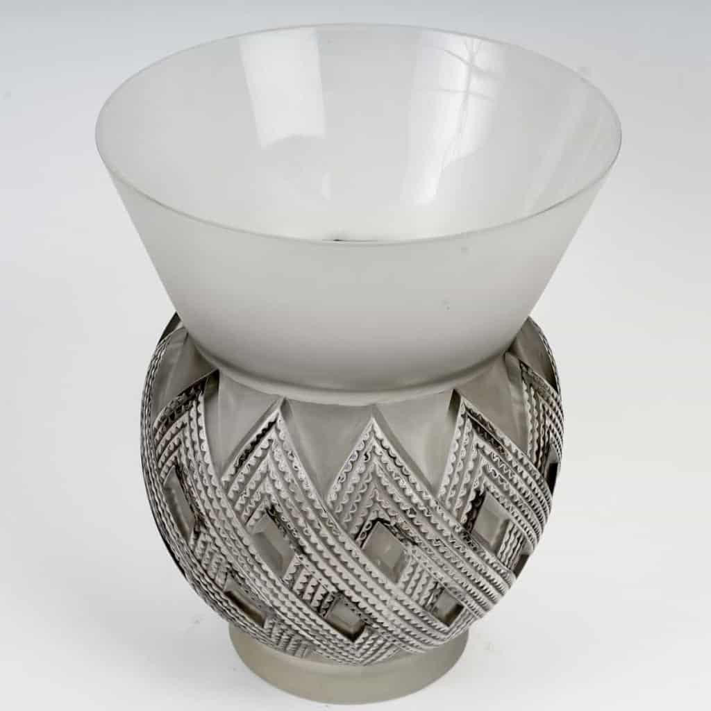 Vase « Entrelacs » verre blanc patiné gris de René LALIQUE | Biron Vase "Entrelacs" verre blanc patiné gris de René LALIQUE