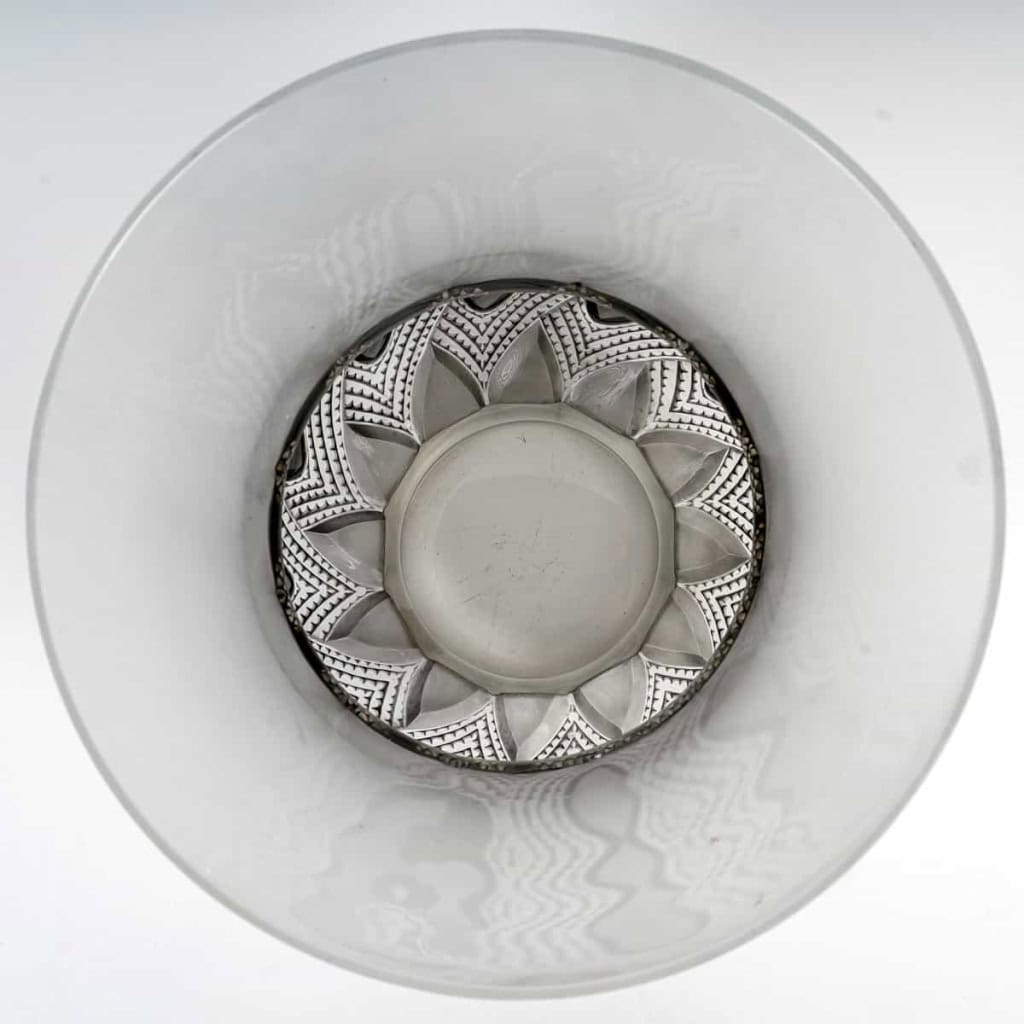 Vase « Entrelacs » verre blanc patiné gris de René LALIQUE | Biron Vase "Entrelacs" verre blanc patiné gris de René LALIQUE
