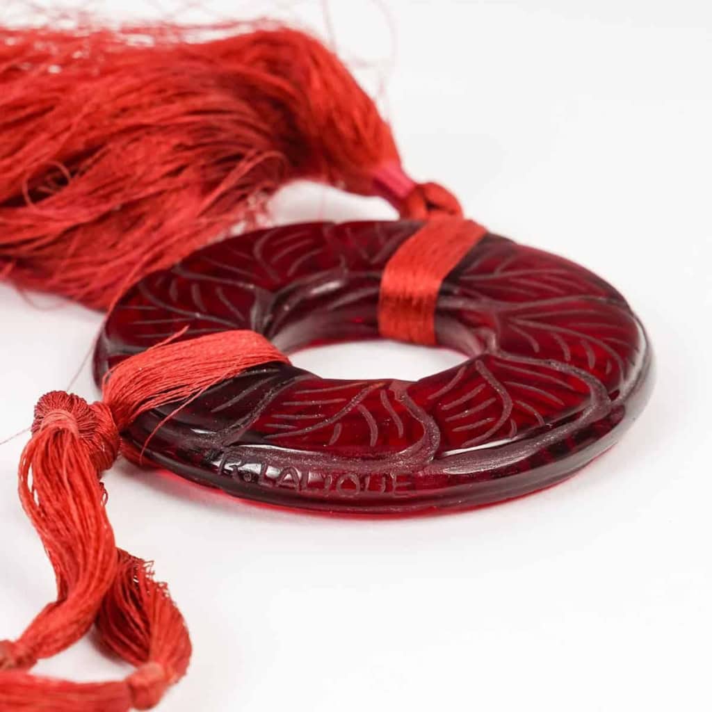 Pendentif « Feuilles » verre rouge de René LALIQUE | Biron Pendentif "Feuilles" verre rouge de René LALIQUE