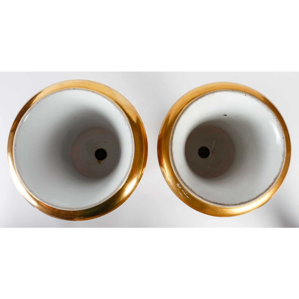 Paire de Vases Medicis en Porcelaine de Paris du XIXème Siècle | Biron Paire de Vases Medicis en Porcelaine de Paris du XIXème Siècle