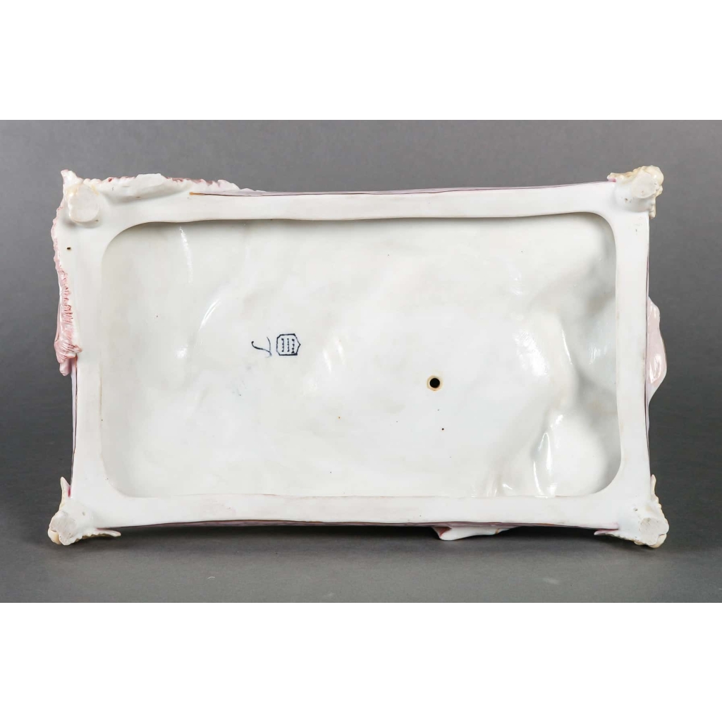 Porcelaine, du XIXème siècle représentant élégante à son écritoire, style Napoélon III | Biron Porcelaine, du XIXème siècle représentant élégante à son écritoire, style Napoélon III