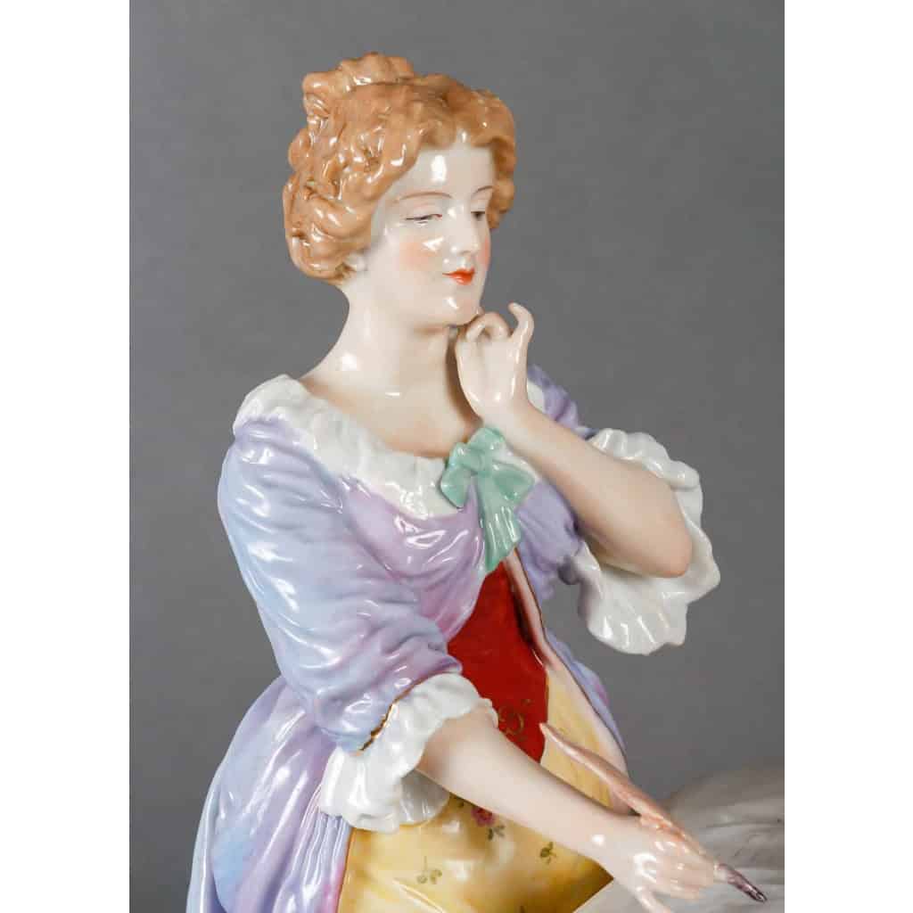 Porcelaine, du XIXème siècle représentant élégante à son écritoire, style Napoélon III | Biron Porcelaine, du XIXème siècle représentant élégante à son écritoire, style Napoélon III