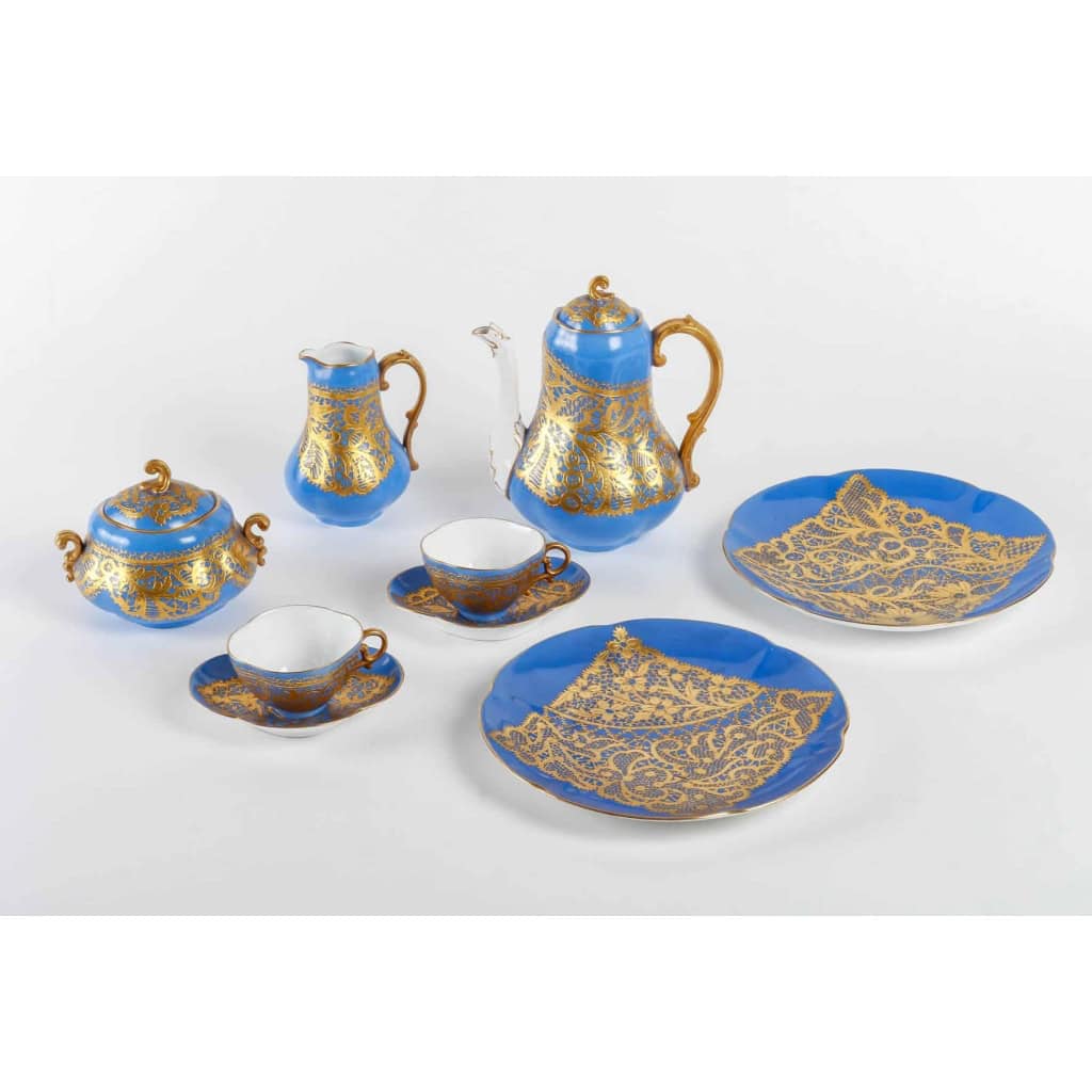 Service en porcelaine bleu céleste et dentelé d’or, fin XIXème siècle | Biron ||||||||||||