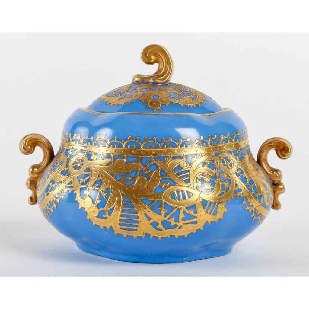 Service en porcelaine bleu céleste et dentelé d’or, fin XIXème siècle | Biron Service en porcelaine bleu céleste et dentelé d'or, fin XIXème siècle