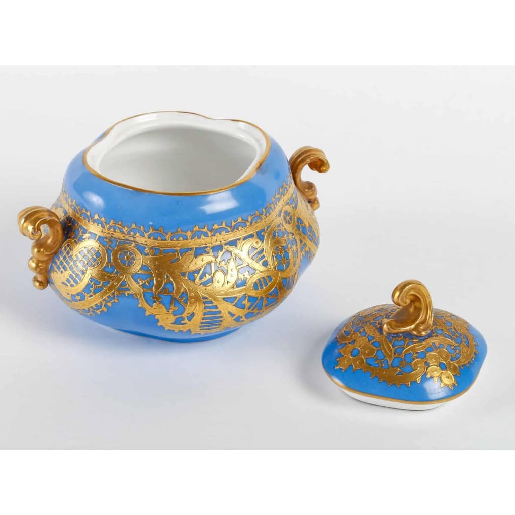 Service en porcelaine bleu céleste et dentelé d’or, fin XIXème siècle | Biron Service en porcelaine bleu céleste et dentelé d'or, fin XIXème siècle