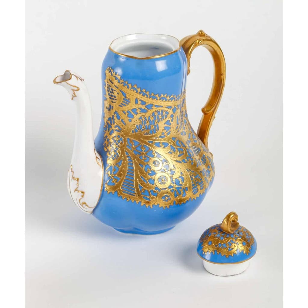Service en porcelaine bleu céleste et dentelé d’or, fin XIXème siècle | Biron Service en porcelaine bleu céleste et dentelé d'or, fin XIXème siècle