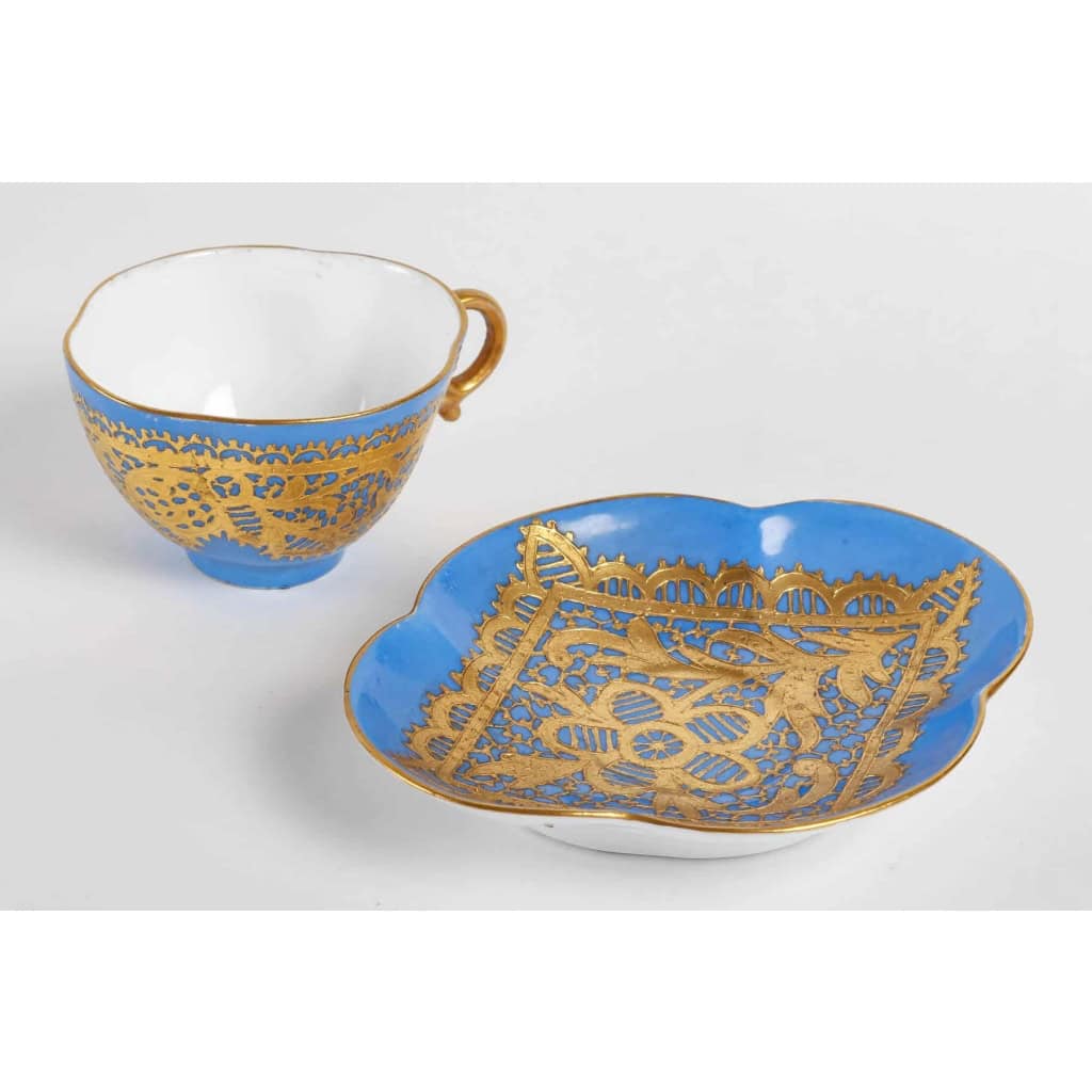 Service en porcelaine bleu céleste et dentelé d’or, fin XIXème siècle | Biron Service en porcelaine bleu céleste et dentelé d'or, fin XIXème siècle