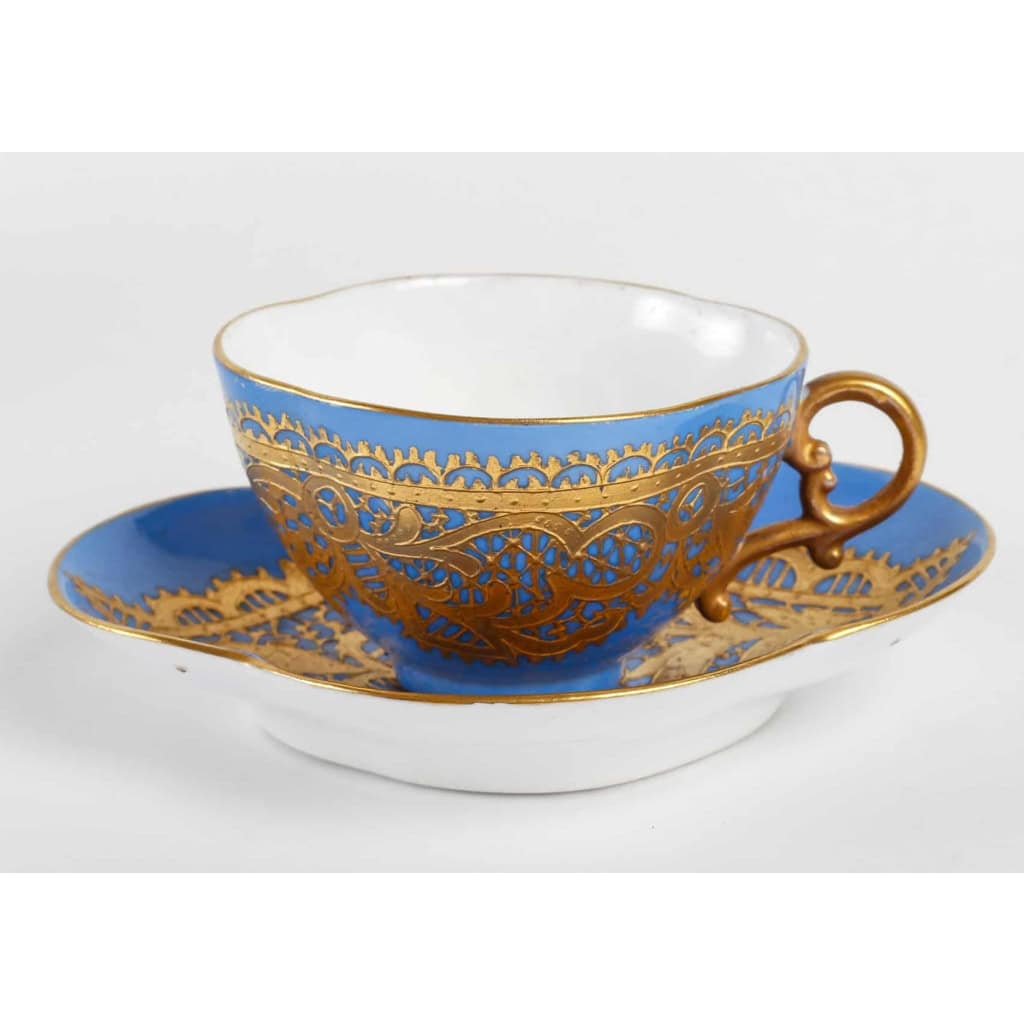 Service en porcelaine bleu céleste et dentelé d’or, fin XIXème siècle | Biron Service en porcelaine bleu céleste et dentelé d'or, fin XIXème siècle