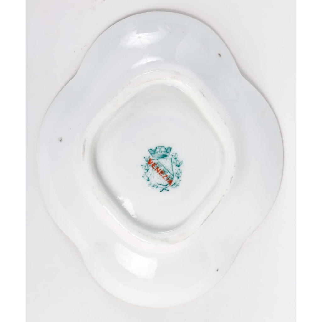 Service en porcelaine bleu céleste et dentelé d’or, fin XIXème siècle | Biron Service en porcelaine bleu céleste et dentelé d'or, fin XIXème siècle