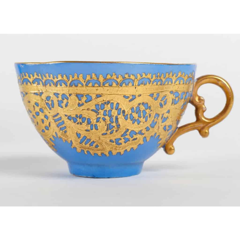 Service en porcelaine bleu céleste et dentelé d’or, fin XIXème siècle | Biron Service en porcelaine bleu céleste et dentelé d'or, fin XIXème siècle
