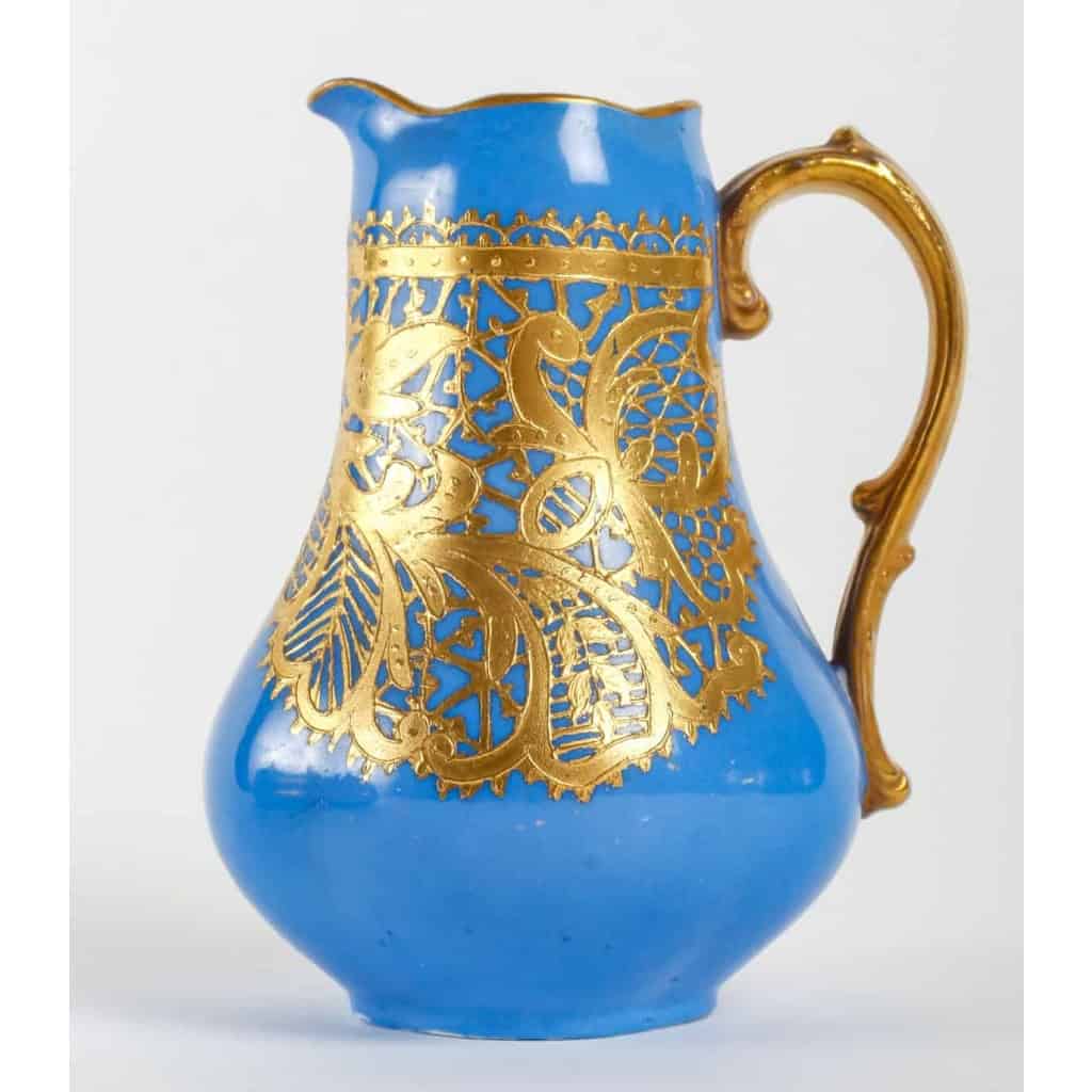 Service en porcelaine bleu céleste et dentelé d’or, fin XIXème siècle | Biron Service en porcelaine bleu céleste et dentelé d'or, fin XIXème siècle