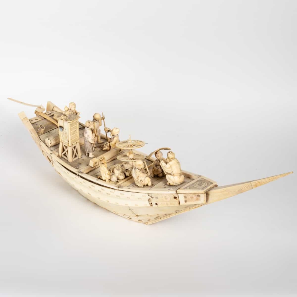 Un jolie bateaux en marqueterie d’ivoire avec ses personnages en ivoire sculpté, fin XIXème siècle | Biron |||||||||||||