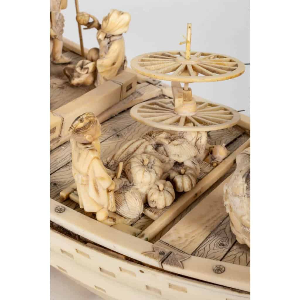 Un jolie bateaux en marqueterie d’ivoire avec ses personnages en ivoire sculpté, fin XIXème siècle | Biron Un jolie bateaux en marqueterie d'ivoire avec ses personnages en ivoire sculpté, fin XIXème siècle