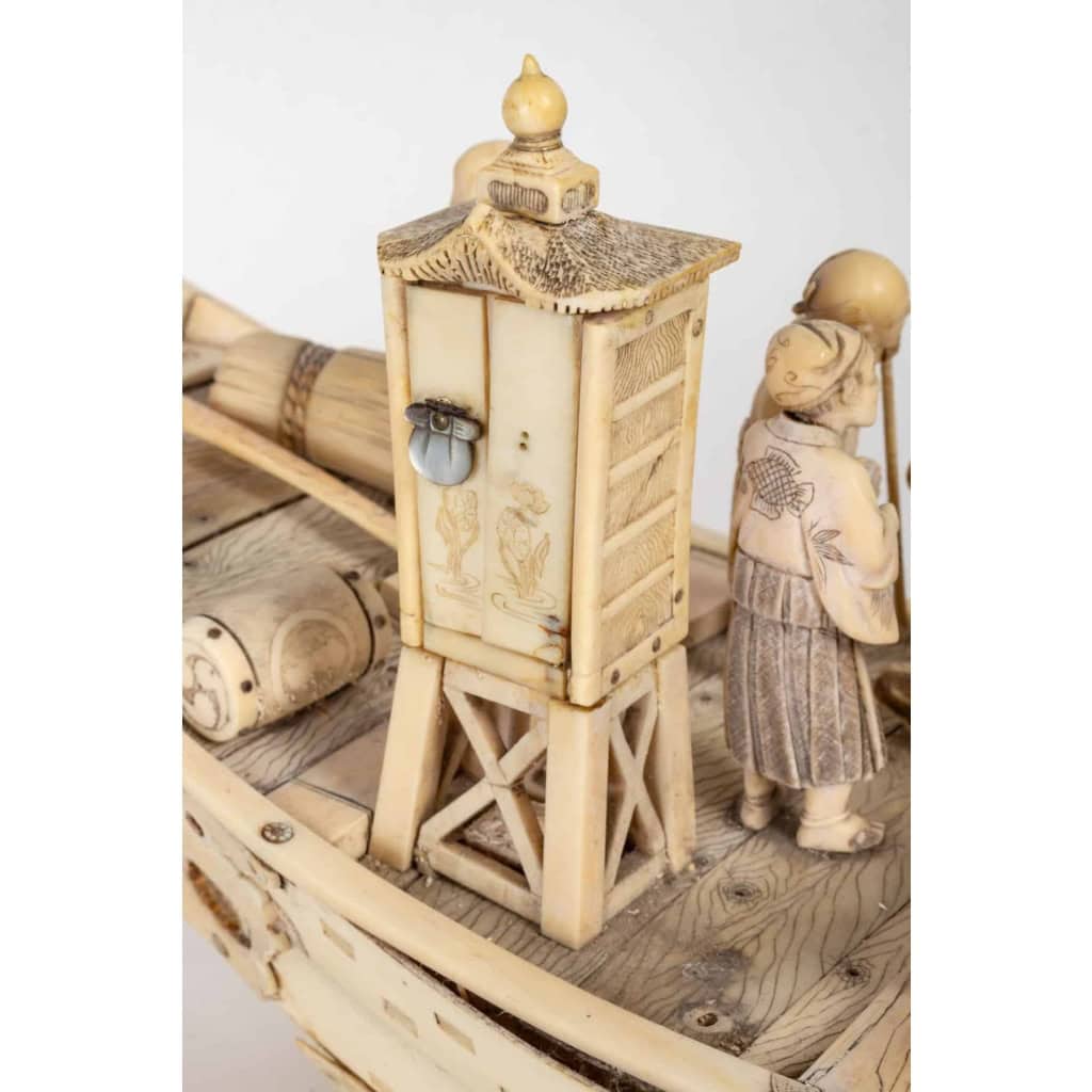 Un jolie bateaux en marqueterie d’ivoire avec ses personnages en ivoire sculpté, fin XIXème siècle | Biron Un jolie bateaux en marqueterie d'ivoire avec ses personnages en ivoire sculpté, fin XIXème siècle