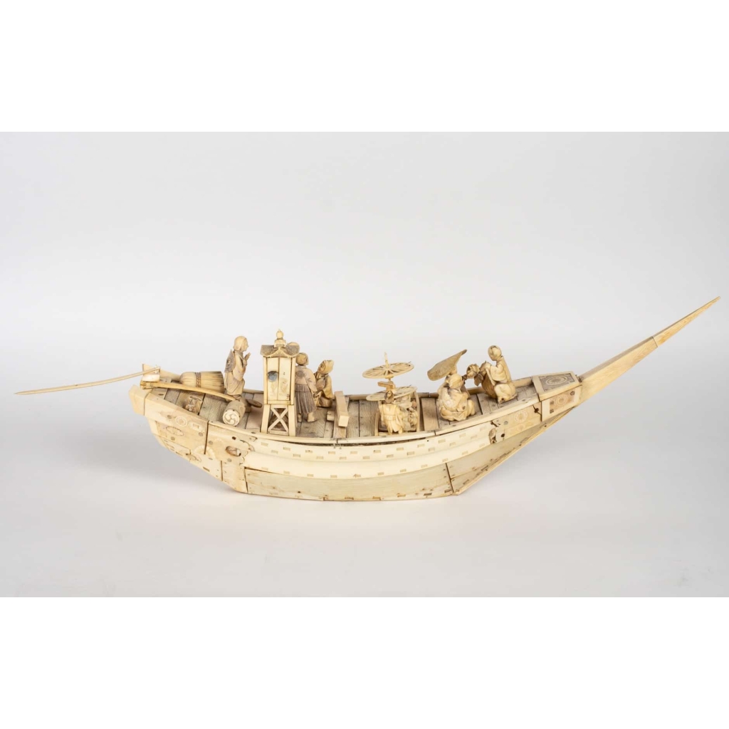 Un jolie bateaux en marqueterie d’ivoire avec ses personnages en ivoire sculpté, fin XIXème siècle | Biron Un jolie bateaux en marqueterie d'ivoire avec ses personnages en ivoire sculpté, fin XIXème siècle