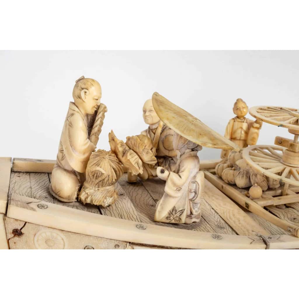 Un jolie bateaux en marqueterie d’ivoire avec ses personnages en ivoire sculpté, fin XIXème siècle | Biron Un jolie bateaux en marqueterie d'ivoire avec ses personnages en ivoire sculpté, fin XIXème siècle