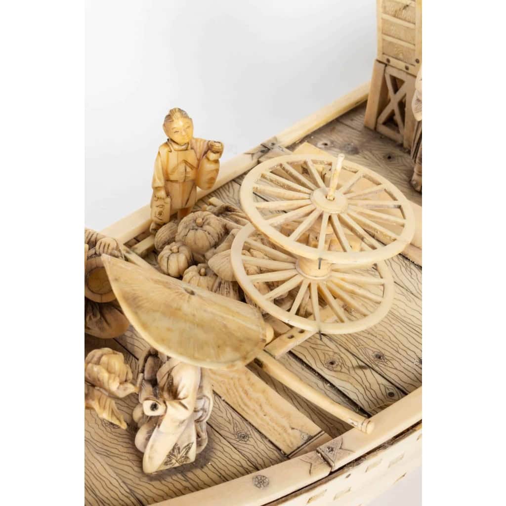 Un jolie bateaux en marqueterie d’ivoire avec ses personnages en ivoire sculpté, fin XIXème siècle | Biron Un jolie bateaux en marqueterie d'ivoire avec ses personnages en ivoire sculpté, fin XIXème siècle