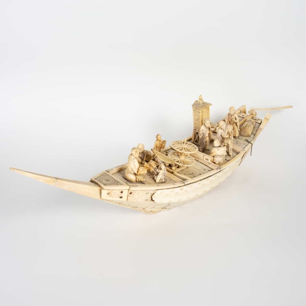 Un jolie bateaux en marqueterie d’ivoire avec ses personnages en ivoire sculpté, fin XIXème siècle | Biron Un jolie bateaux en marqueterie d'ivoire avec ses personnages en ivoire sculpté, fin XIXème siècle