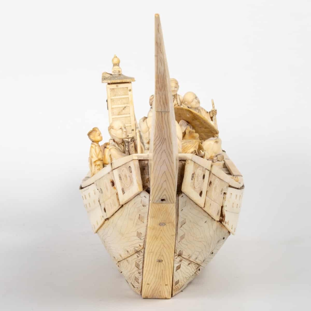 Un jolie bateaux en marqueterie d’ivoire avec ses personnages en ivoire sculpté, fin XIXème siècle | Biron Un jolie bateaux en marqueterie d'ivoire avec ses personnages en ivoire sculpté, fin XIXème siècle