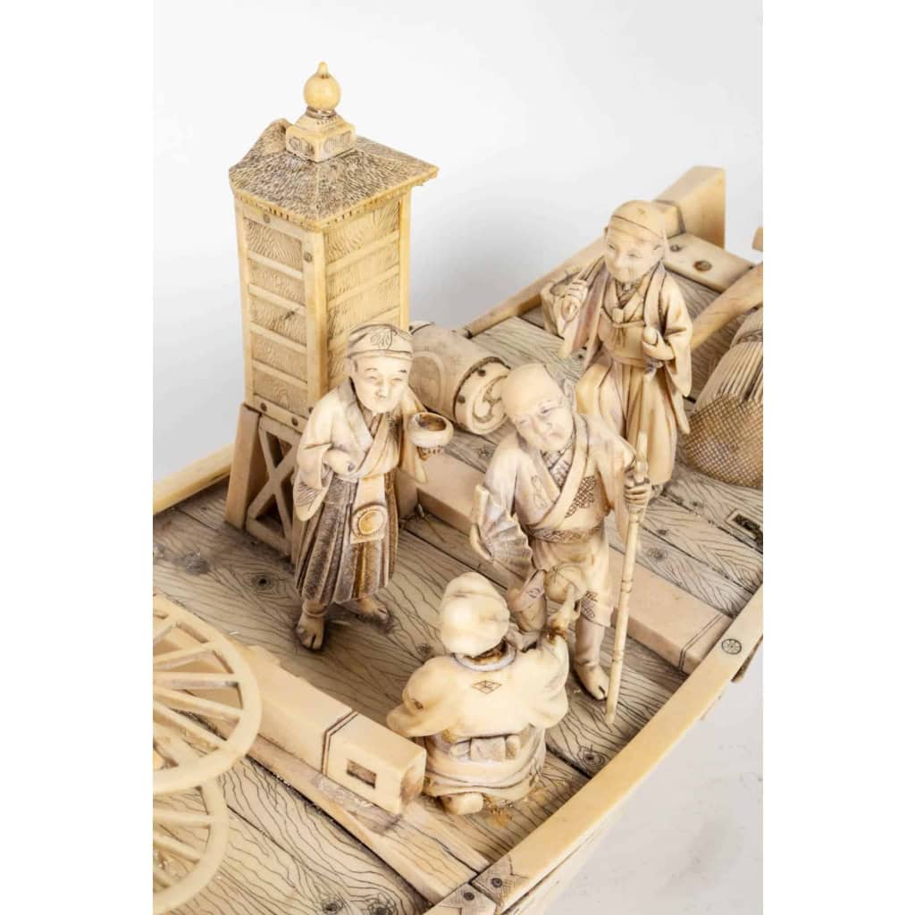 Un jolie bateaux en marqueterie d’ivoire avec ses personnages en ivoire sculpté, fin XIXème siècle | Biron Un jolie bateaux en marqueterie d'ivoire avec ses personnages en ivoire sculpté, fin XIXème siècle