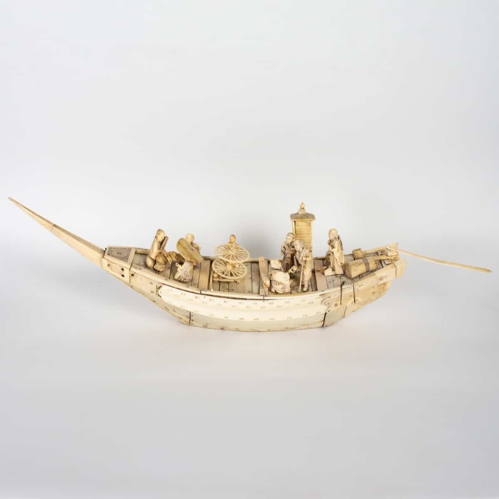 Un jolie bateaux en marqueterie d’ivoire avec ses personnages en ivoire sculpté, fin XIXème siècle | Biron Un jolie bateaux en marqueterie d'ivoire avec ses personnages en ivoire sculpté, fin XIXème siècle