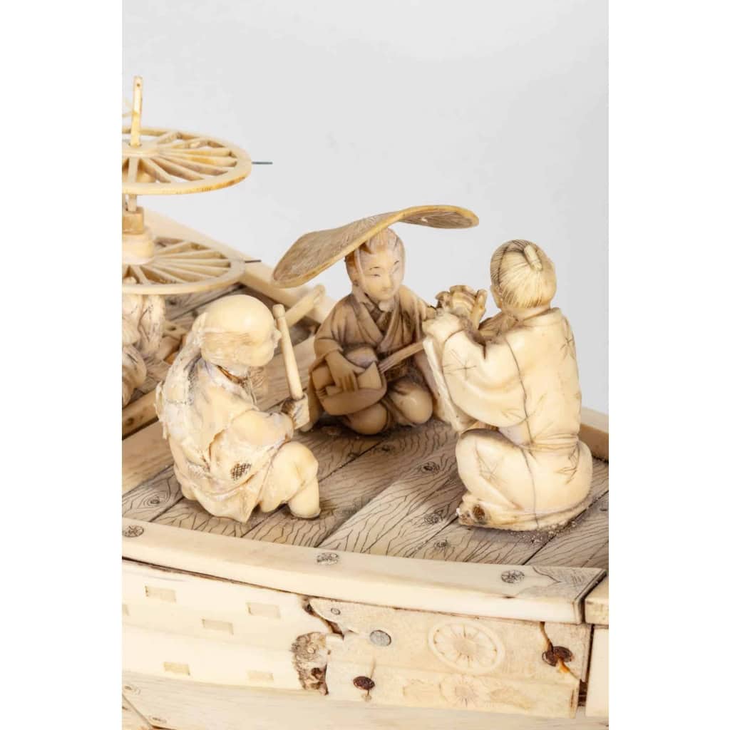 Un jolie bateaux en marqueterie d’ivoire avec ses personnages en ivoire sculpté, fin XIXème siècle | Biron Un jolie bateaux en marqueterie d'ivoire avec ses personnages en ivoire sculpté, fin XIXème siècle