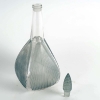 Carafe « Coquilles » verre blanc patiné bleu de René LALIQUE | Biron Carafe "Coquilles" verre blanc patiné bleu de René LALIQUE