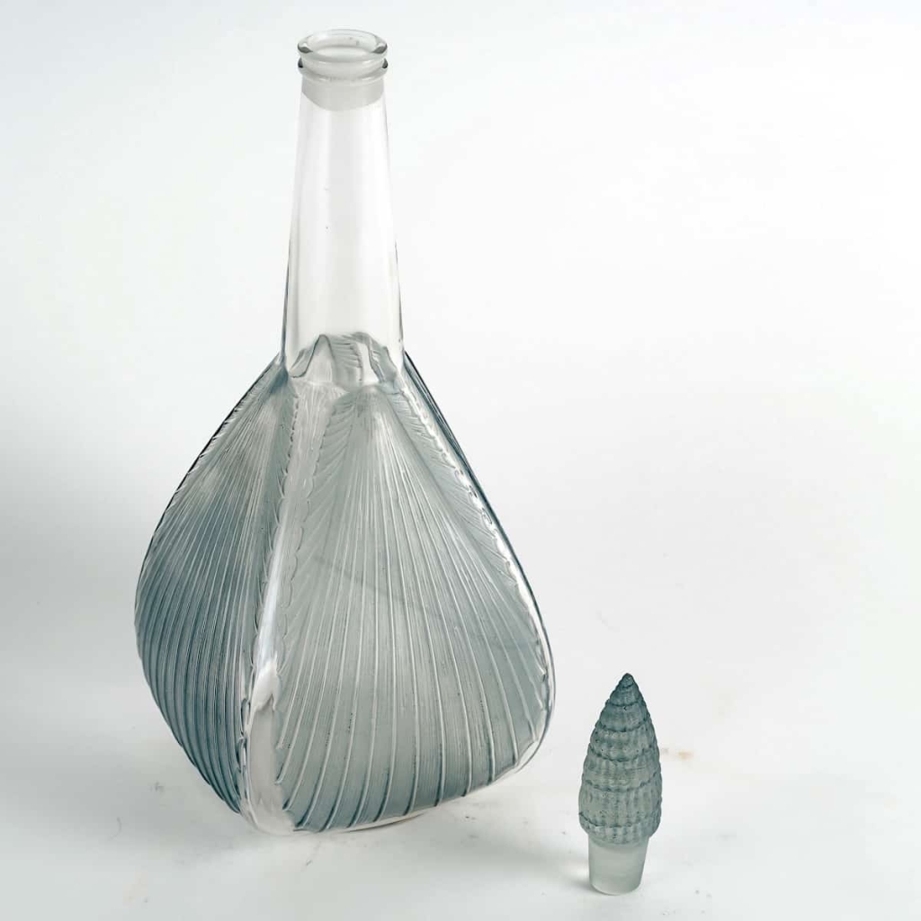Carafe « Coquilles » verre blanc patiné bleu de René LALIQUE | Biron Carafe "Coquilles" verre blanc patiné bleu de René LALIQUE