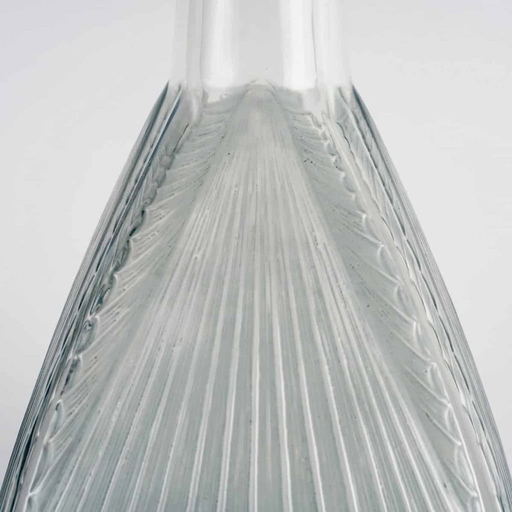 Carafe « Coquilles » verre blanc patiné bleu de René LALIQUE | Biron Carafe "Coquilles" verre blanc patiné bleu de René LALIQUE