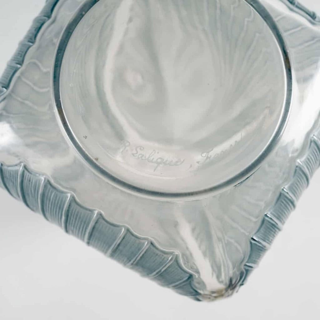 Carafe « Coquilles » verre blanc patiné bleu de René LALIQUE | Biron Carafe "Coquilles" verre blanc patiné bleu de René LALIQUE