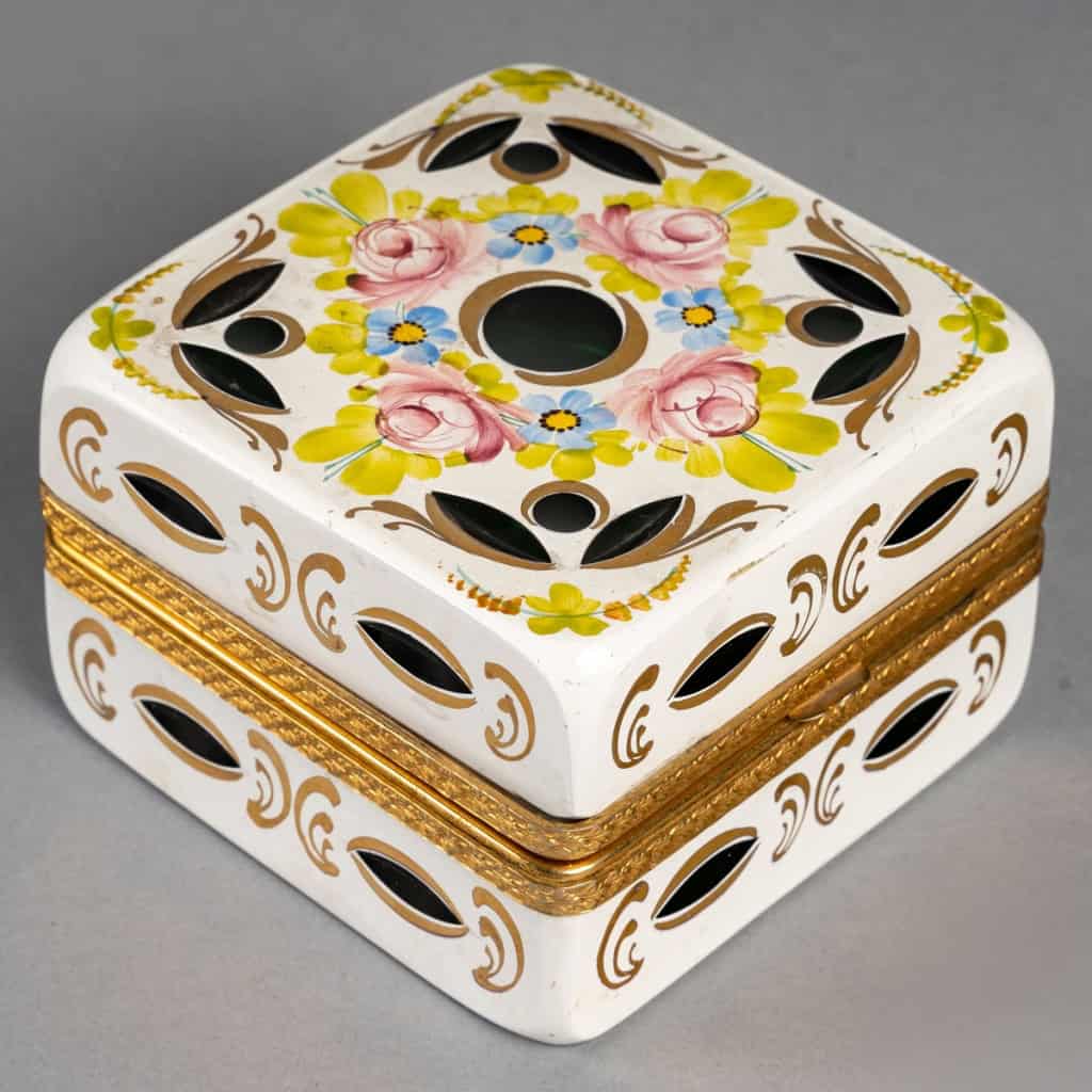 Un coffret en cristal overlay d’opaline fin XIXème siècle | Biron |||||||||
