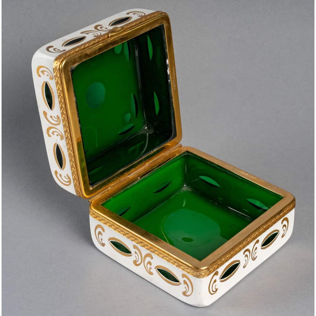 Un coffret en cristal overlay d’opaline fin XIXème siècle | Biron Un coffret en cristal overlay d’opaline fin XIXème siècle