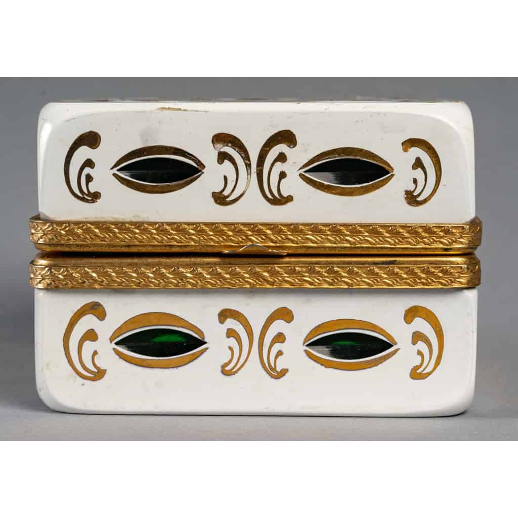 Un coffret en cristal overlay d’opaline fin XIXème siècle | Biron Un coffret en cristal overlay d’opaline fin XIXème siècle