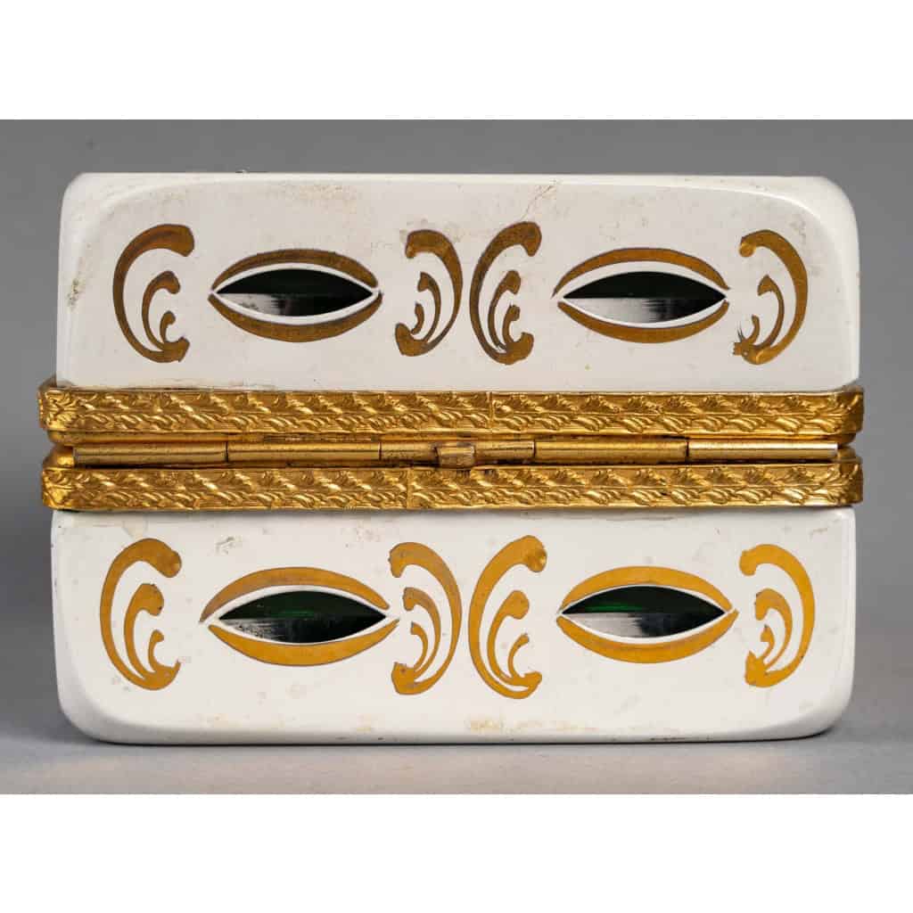 Un coffret en cristal overlay d’opaline fin XIXème siècle | Biron Un coffret en cristal overlay d’opaline fin XIXème siècle