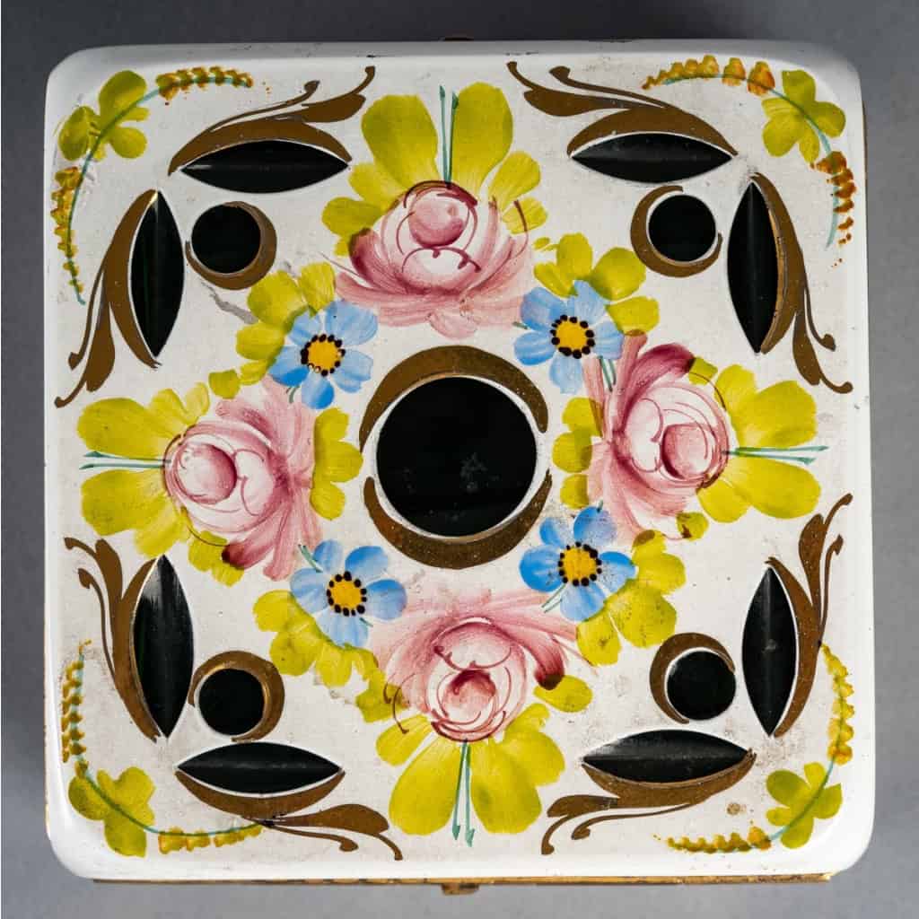 Un coffret en cristal overlay d’opaline fin XIXème siècle | Biron Un coffret en cristal overlay d’opaline fin XIXème siècle