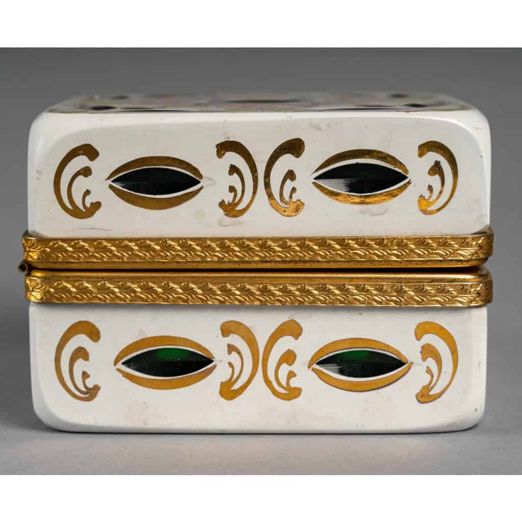 Un coffret en cristal overlay d’opaline fin XIXème siècle | Biron Un coffret en cristal overlay d’opaline fin XIXème siècle
