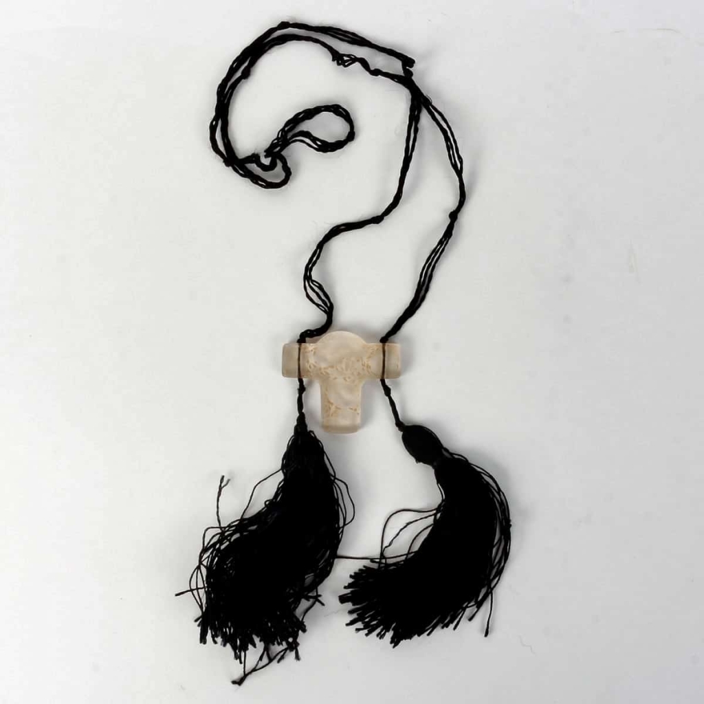 Pendentif « Liserons » verre blanc patiné sépia de René LALIQUE | Biron Pendentif "Liserons" verre blanc patiné sépia de René LALIQUE