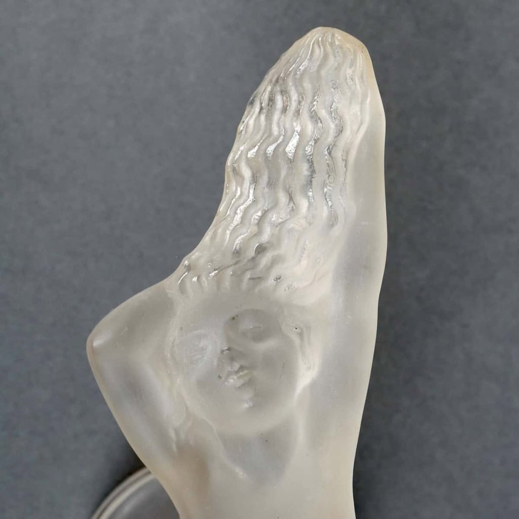 Mascotte Automobile « Chrysis » verre blanc de René LALIQUE | Biron Mascotte Automobile "Chrysis" verre blanc de René LALIQUE