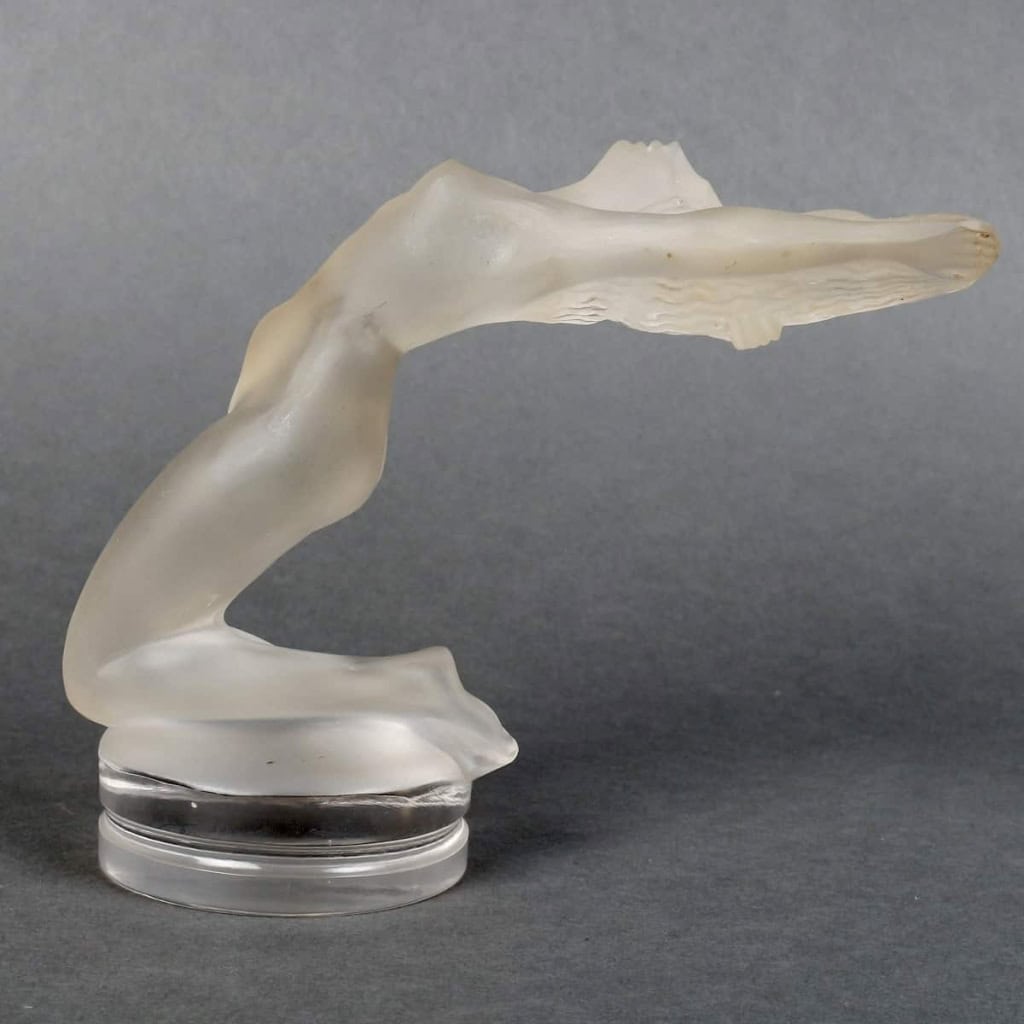 Mascotte Automobile « Chrysis » verre blanc de René LALIQUE | Biron Mascotte Automobile "Chrysis" verre blanc de René LALIQUE