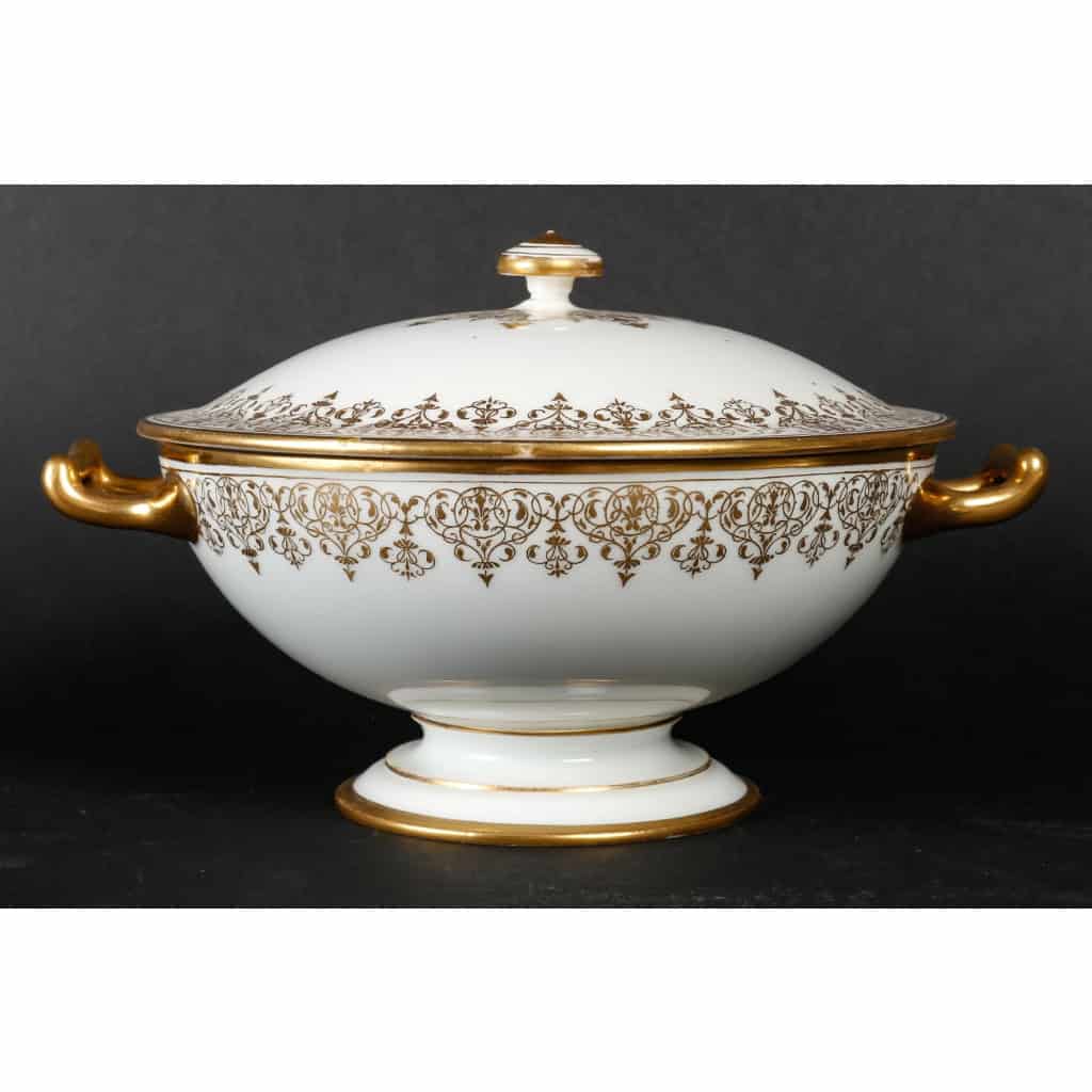 Bol à bouillon couvert blanc et or, circa 1869