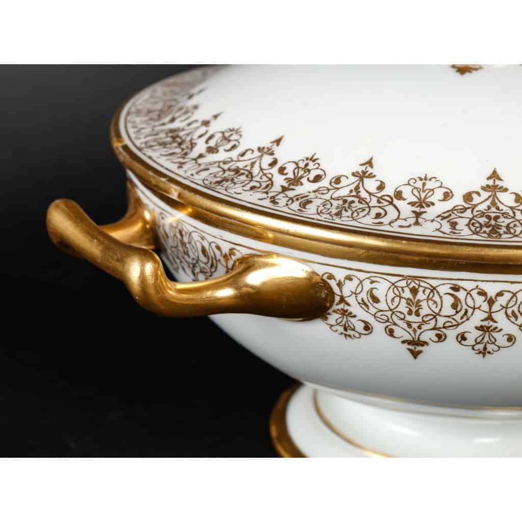 Bol à bouillon couvert blanc et or, circa 1869