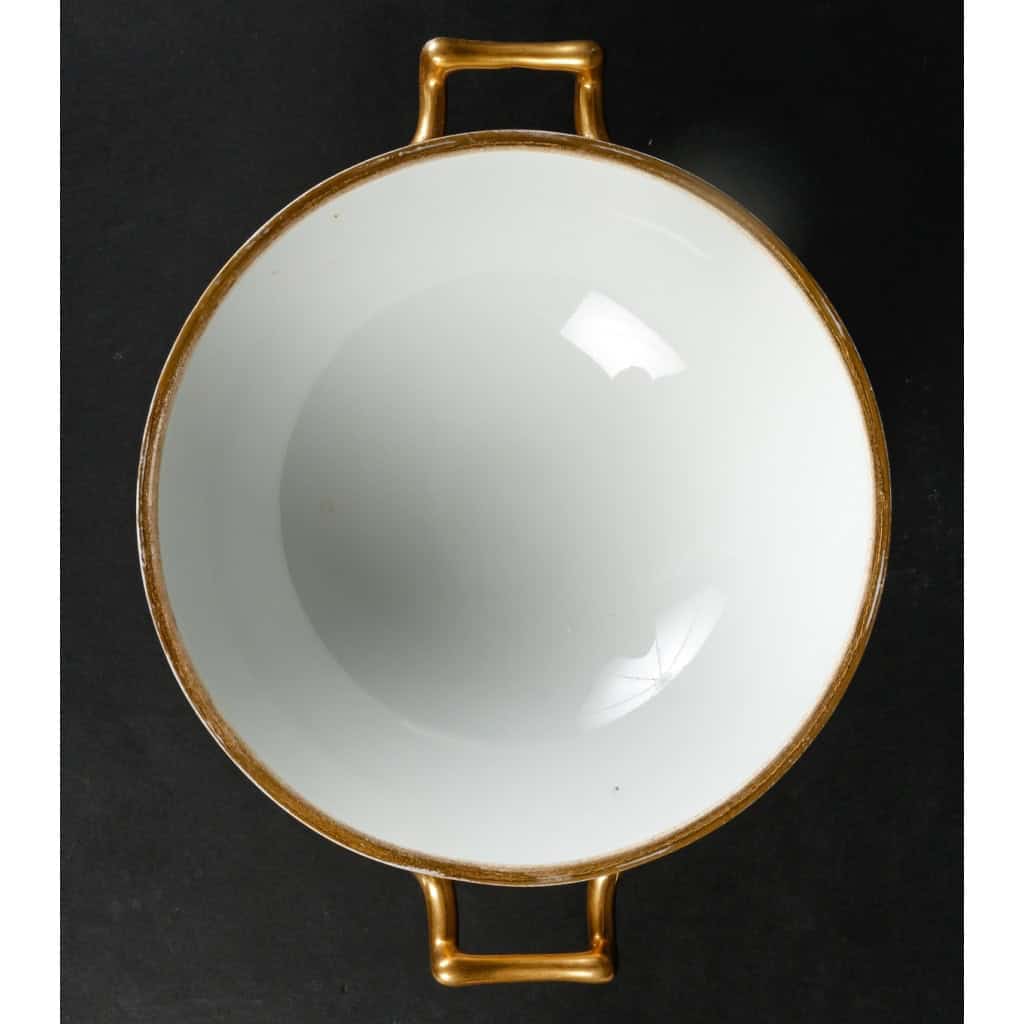 Bol à bouillon couvert blanc et or, circa 1869